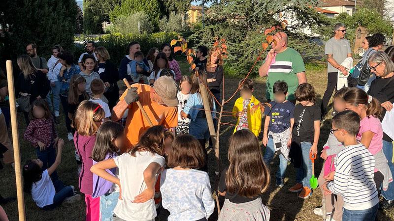 A Spicchio la parrocchia pianta nuovi alberi